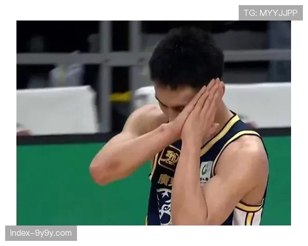 徐杰倒地拼抢，连续造成对方两次8秒违例